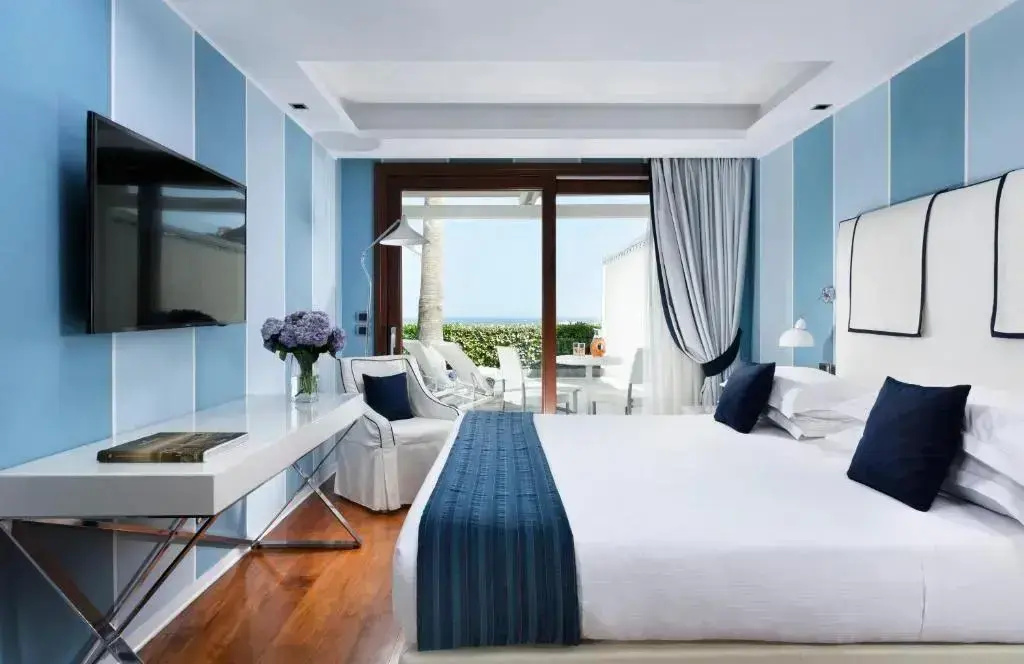 Deluxe with Jacuzzi Double room with sea view (full double bed)