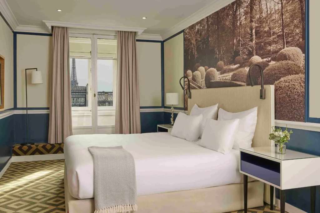 1 Bedroom Executive Double Suite with Eiffel Tower View (full double bed)