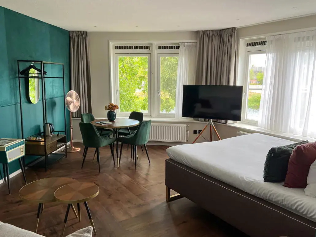 Double Suite with river view (full double bed)