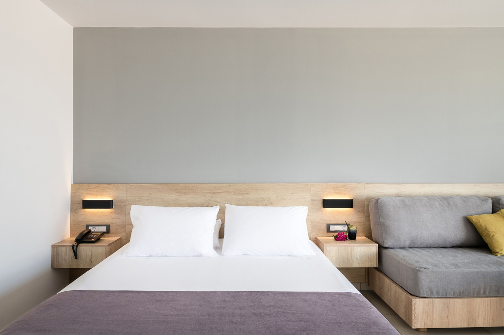 Standard Double room with side sea view (full double bed)