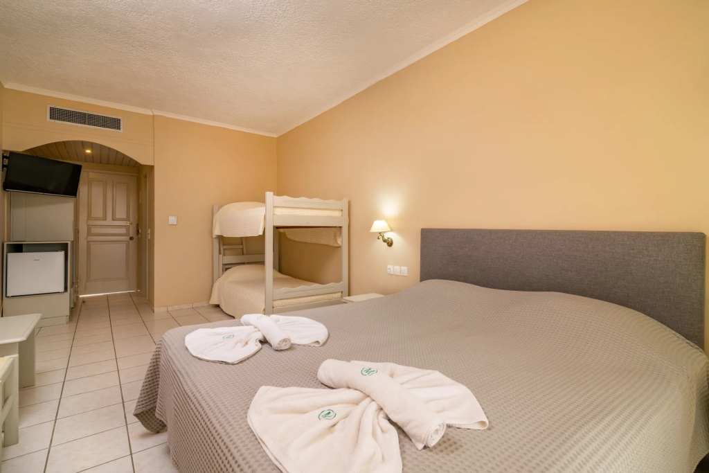 Family Quadruple room with sea view