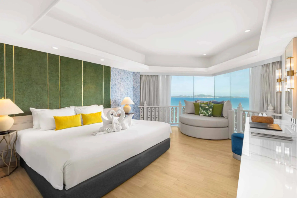 Люкс с 2 комнатами в Royal Cliff Beach Hotel Pattaya