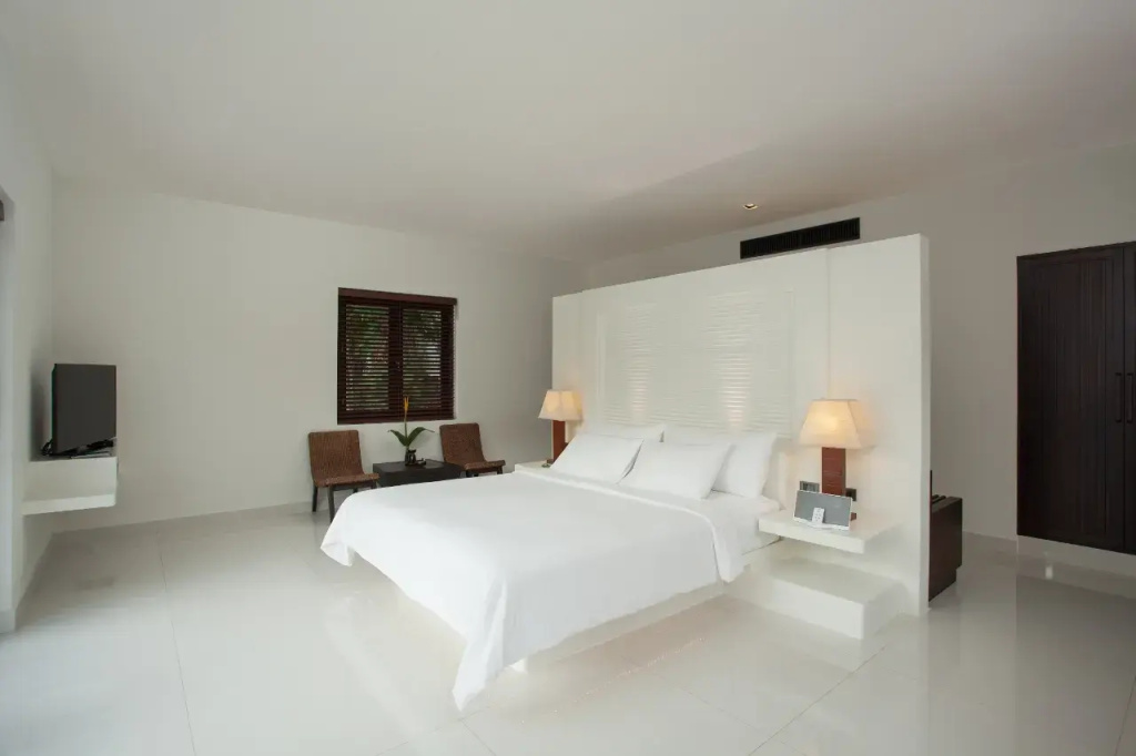 Grand Double Deluxe Villa with partial sea view (full double bed)