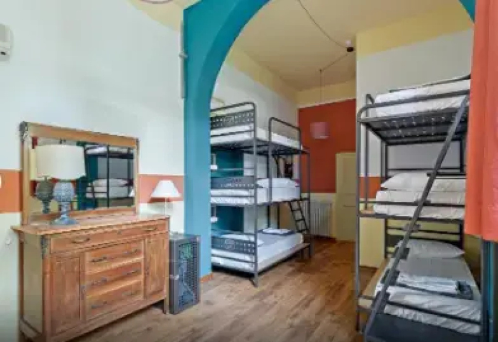Sextuple room