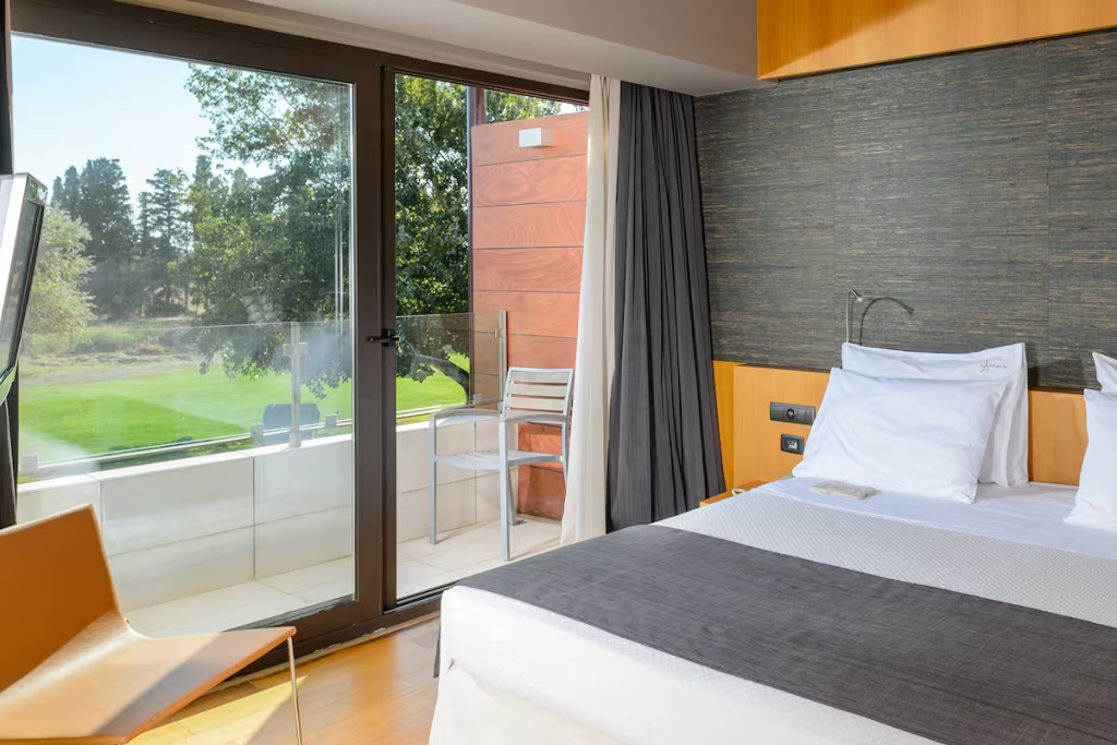 Deluxe Double Suite (full double bed)