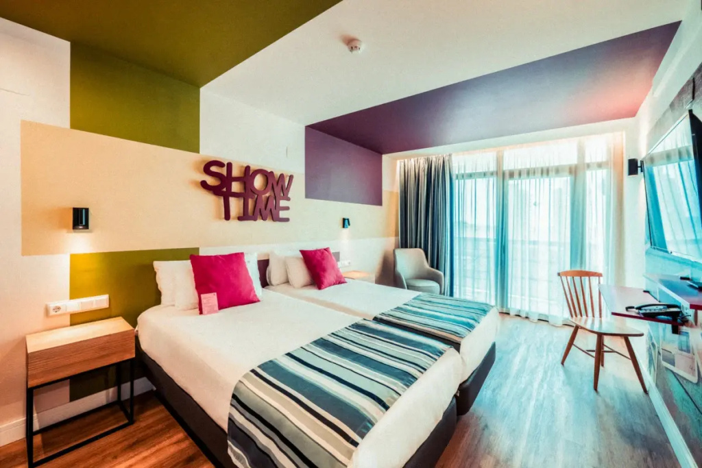 Standard Triple room with pool view