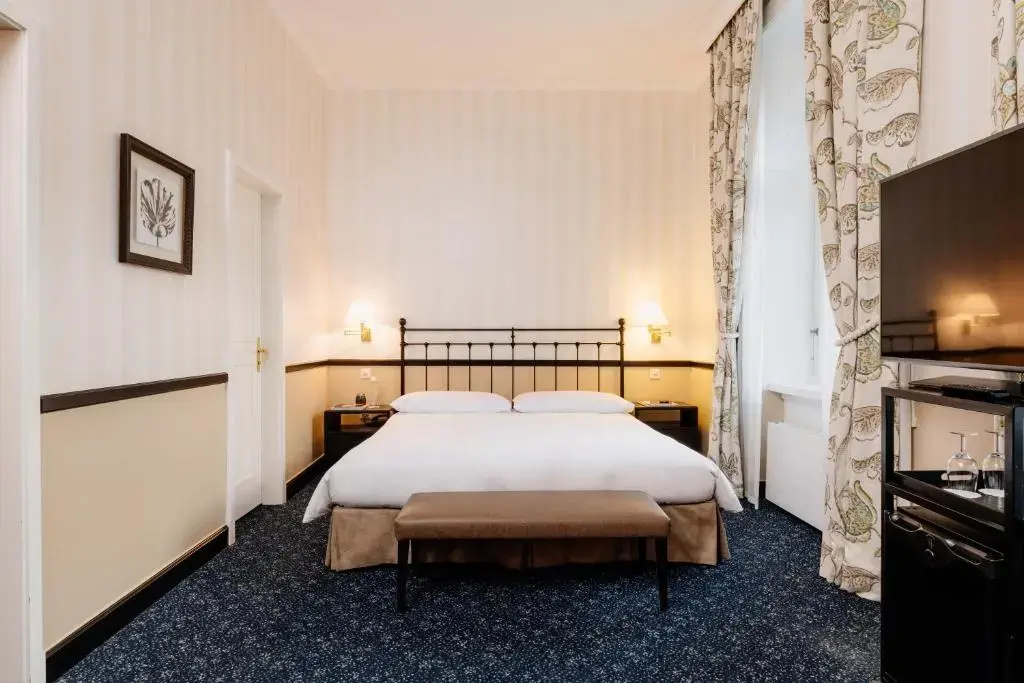 Opera Superior Double room (full double bed)