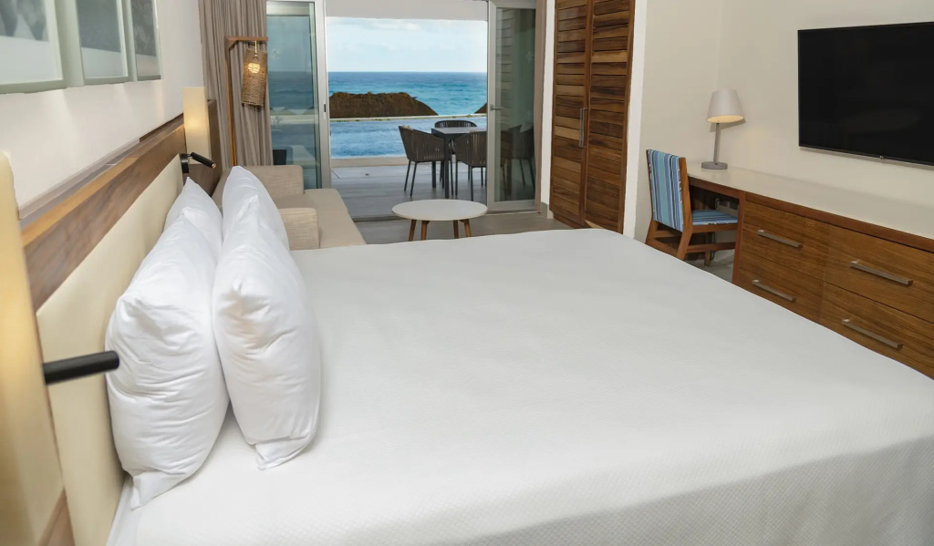 Swim Up Double room with balcony and oceanfront (full double bed)