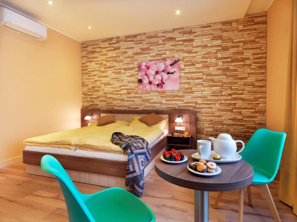 Deluxe Double room (full double bed)