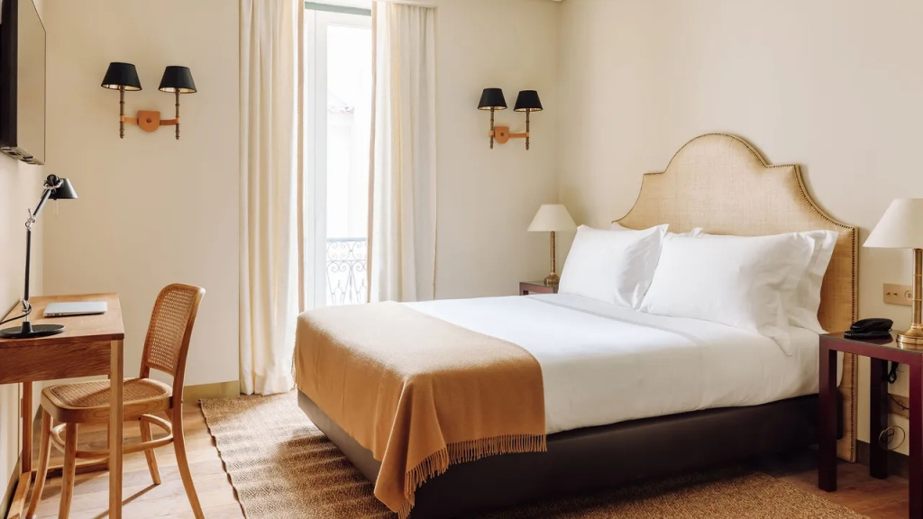 Deluxe Courtyard Double room (full double bed)