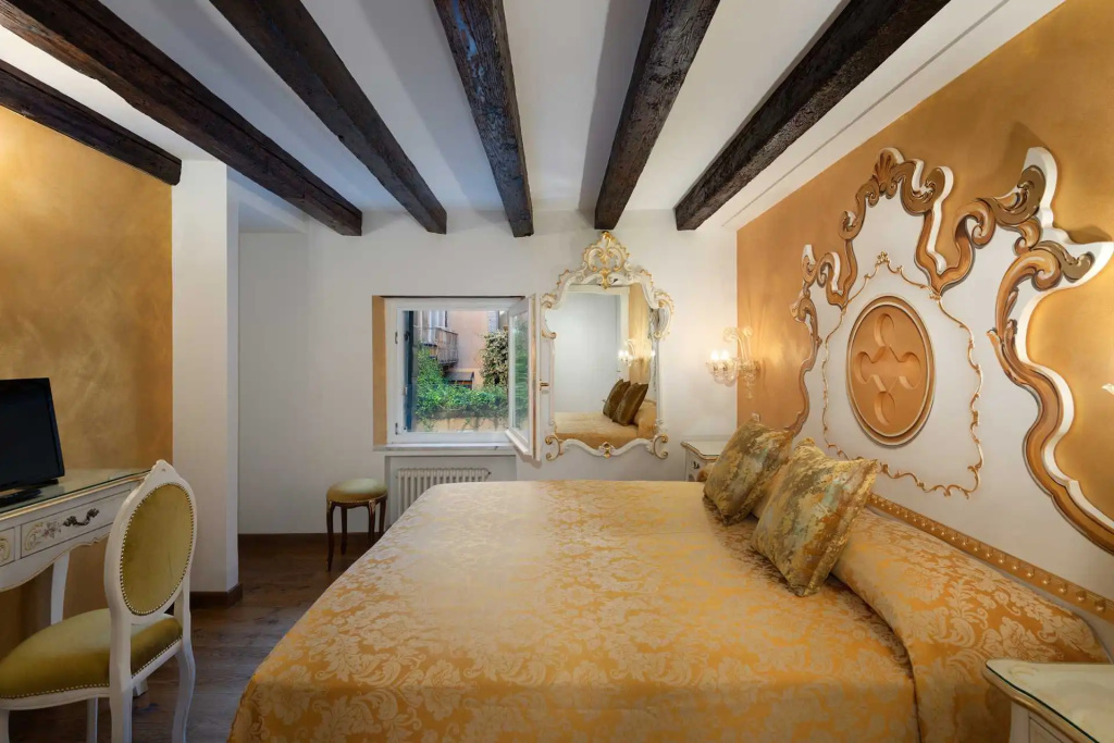 (1)Giorgione Suite Apartment (full double bed and sofa) (annex, kitchen) at Hotel Giorgione in Venice