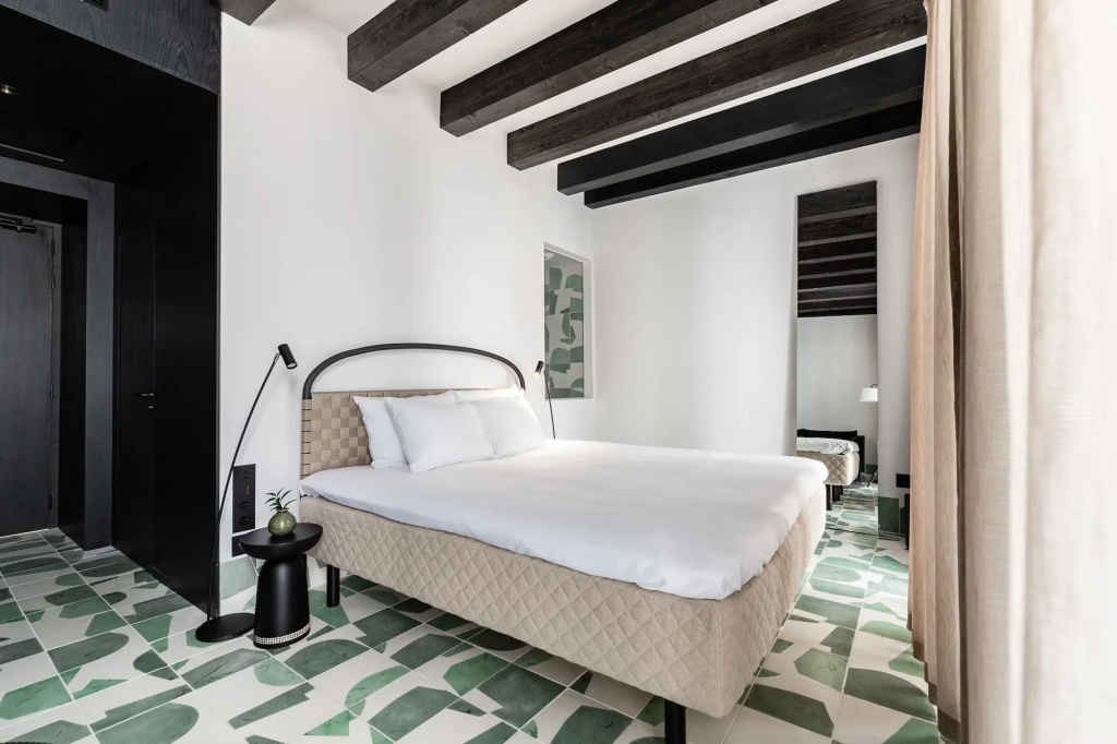 Deluxe Double room (full double bed)