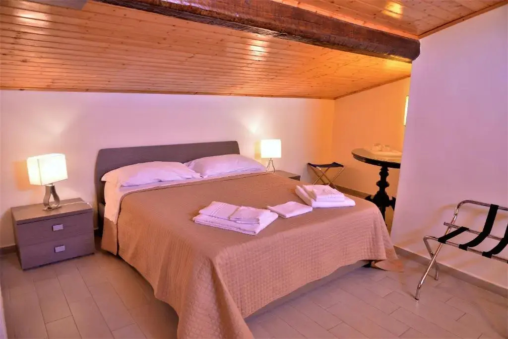 Standard Quadruple Family room with balcony and with courtyard view