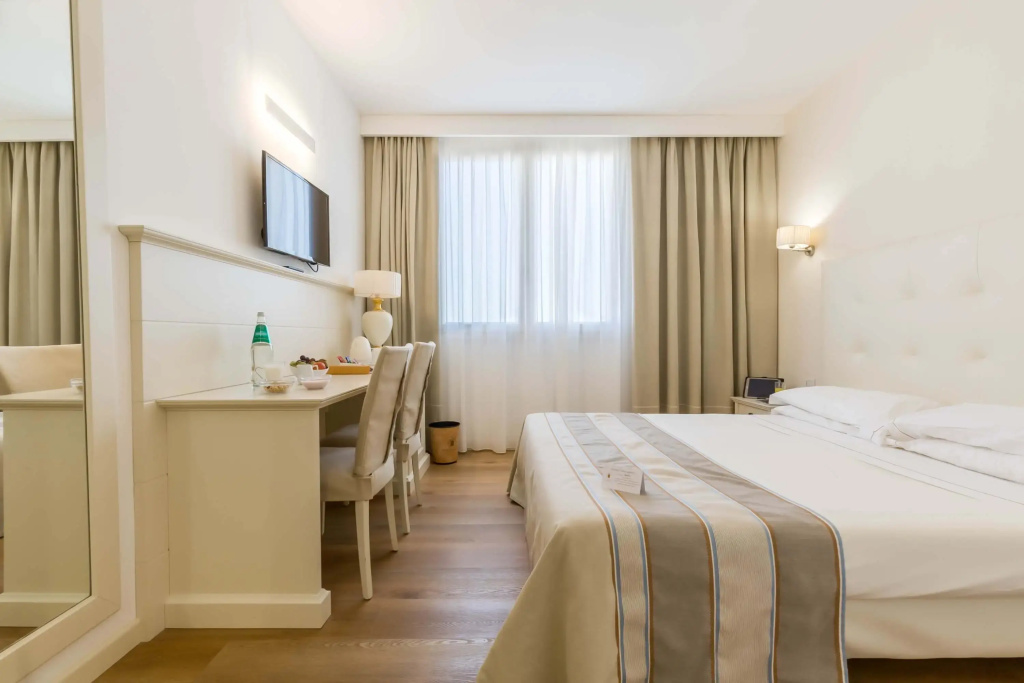 Double room with partial sea view (full double bed)