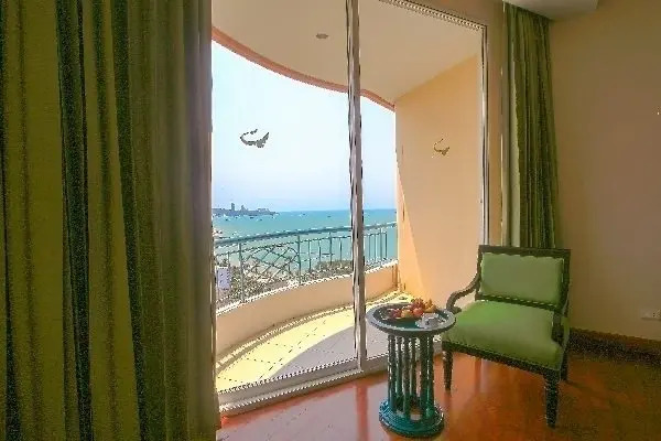Трёхместный номер Superior с видом на море в Long Beach Pattaya