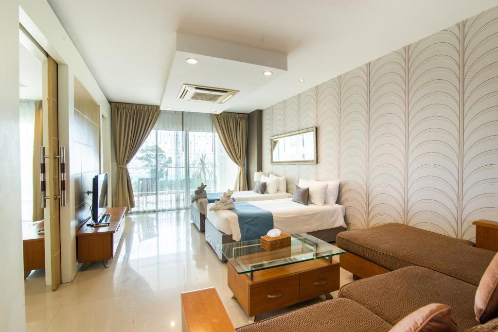 Семейный люкс с видом на море в Royal Beach View Suites