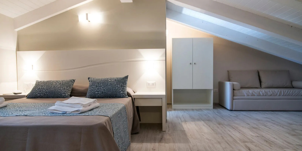 Double Attic room (full double bed)