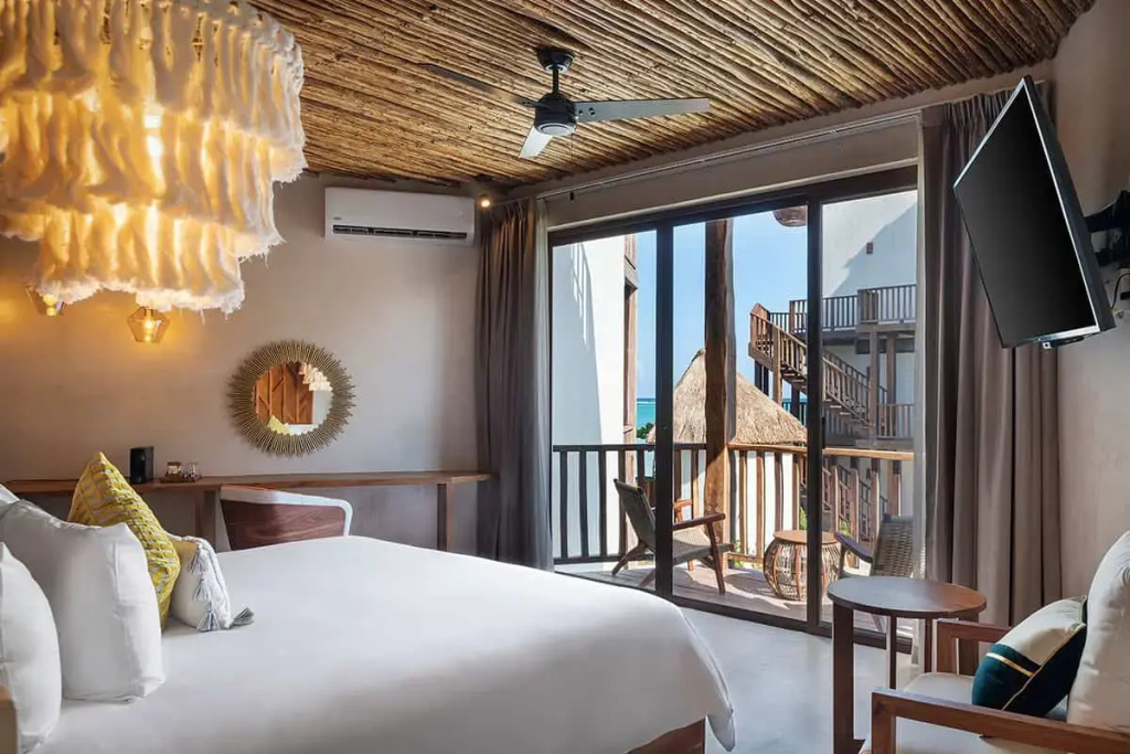 Double room with partial ocean view (full double bed)