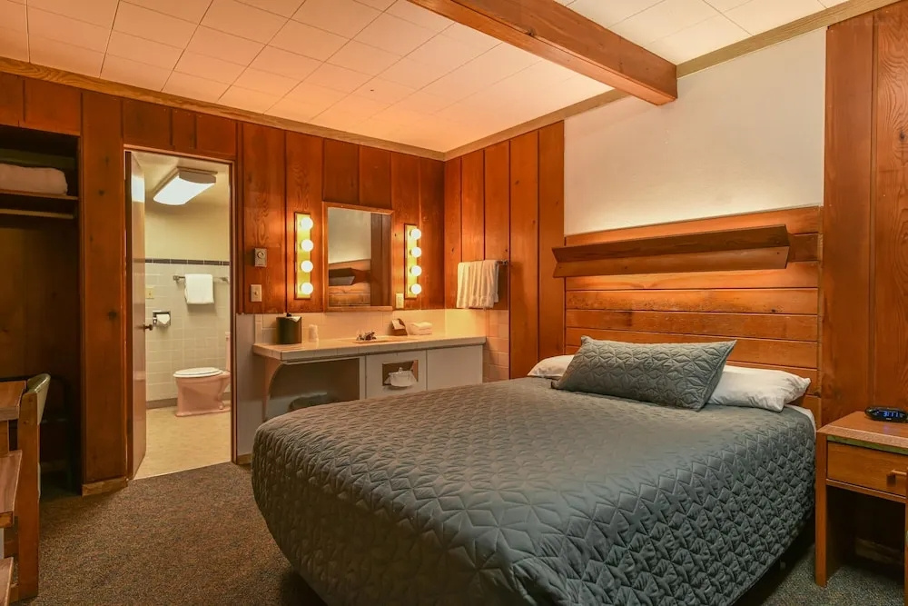 Standard Double Basement room with partial ocean view (full double bed)