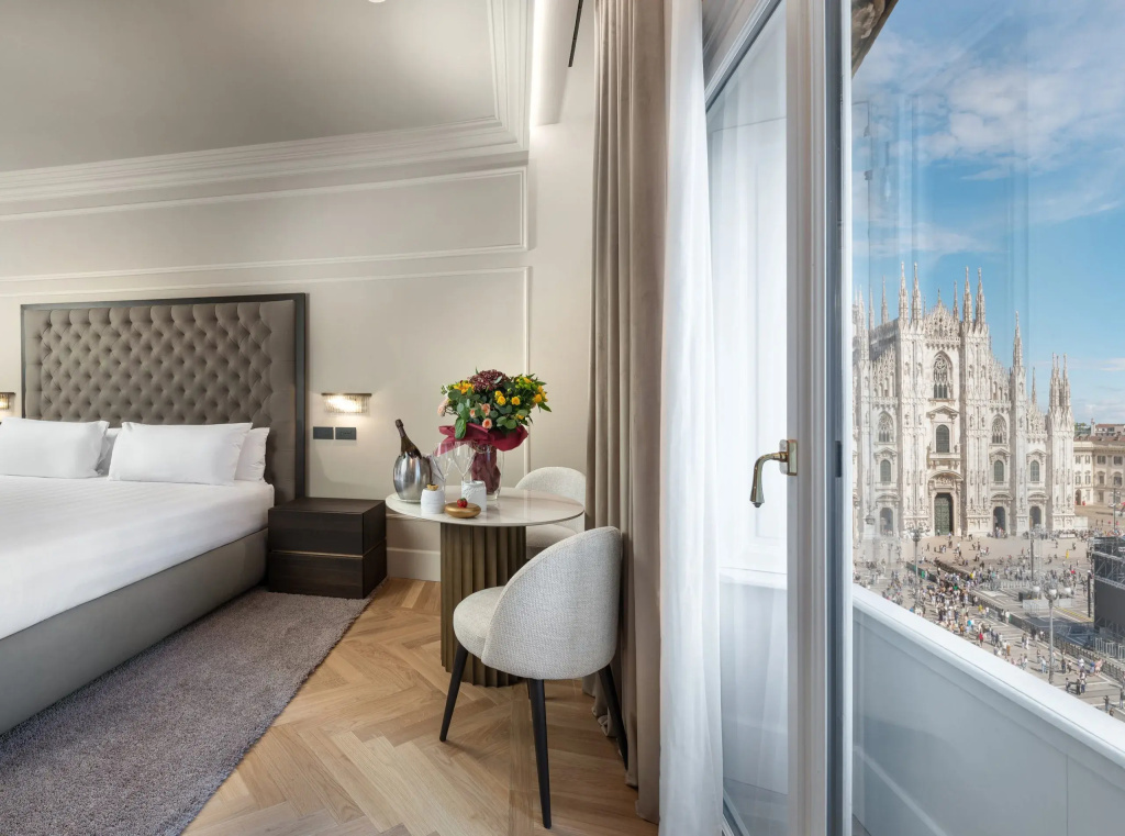 Double Junior Suite with Duomo view (full double bed)