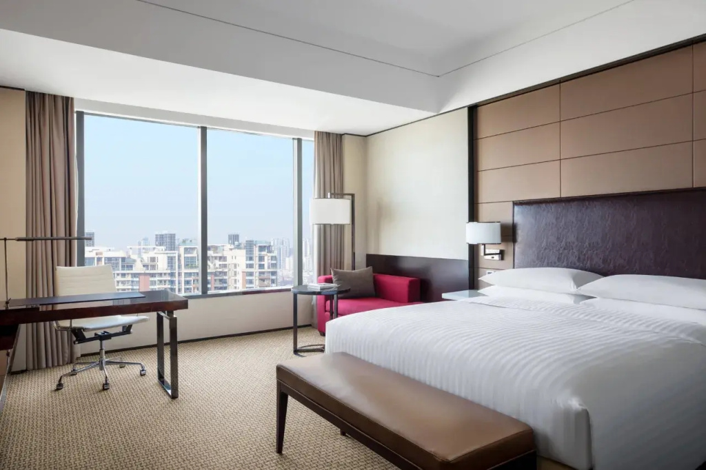 Large Executive Lounge Access Double Suite with lake view (full double bed)