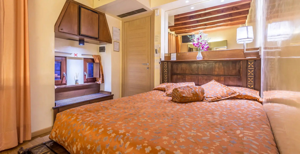 Double room (full double bed)