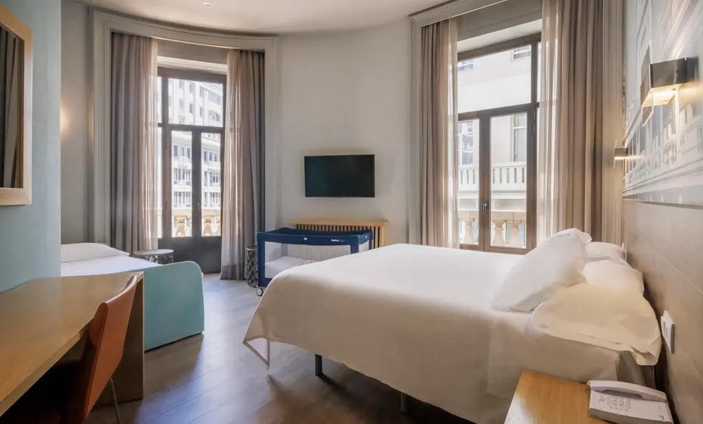 Family room with Gran Via View