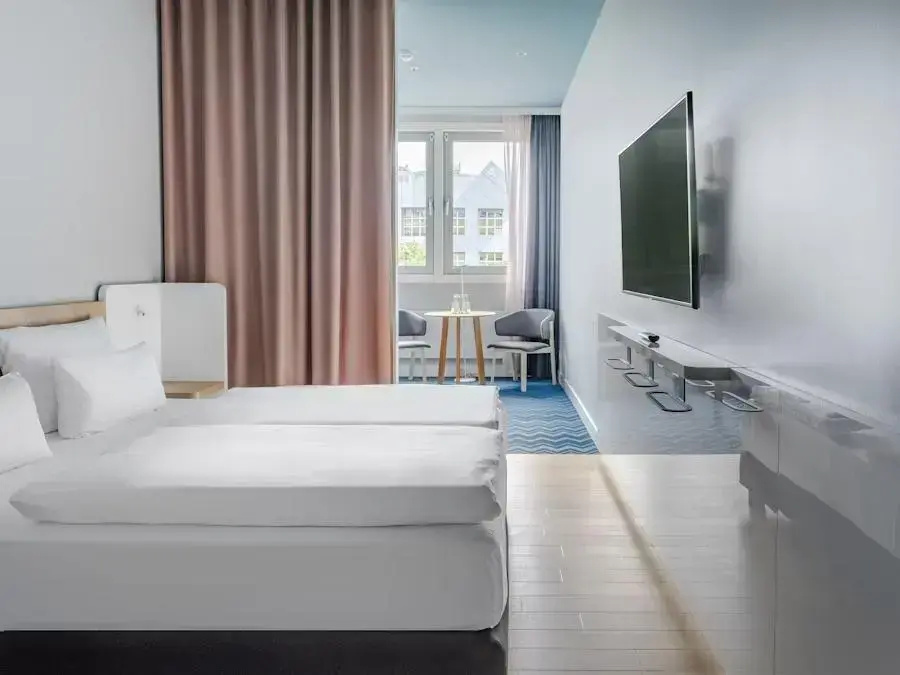 Medium Double room (full double bed)