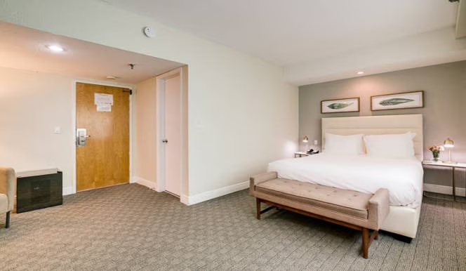 Crest Hotel Suites - Chambres
