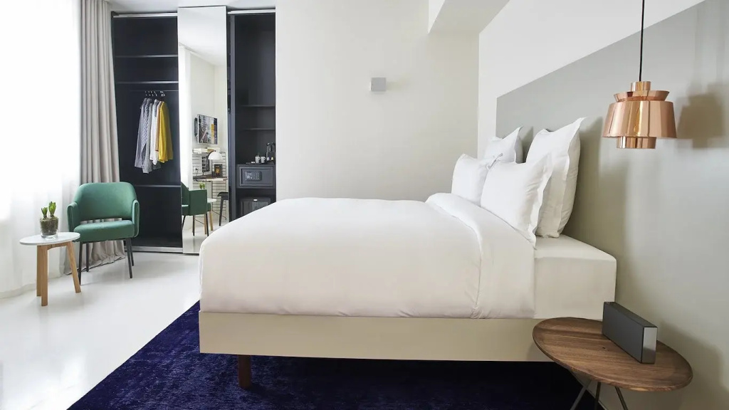 Classic Double room (full double bed)