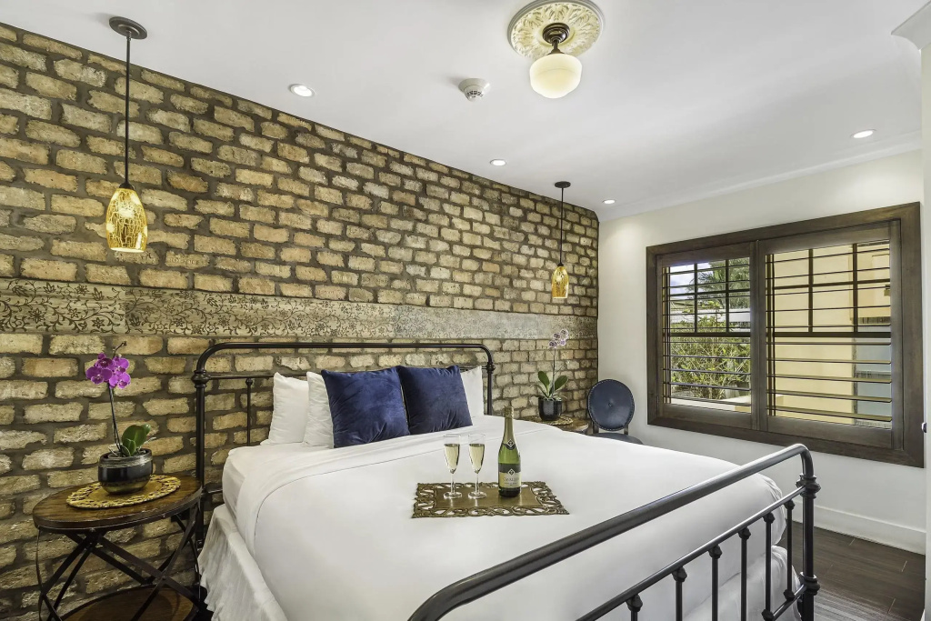 Classic Double room (full double bed)