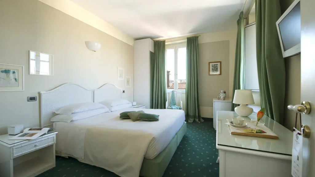 No. 1 Double Junior Suite (full double bed)