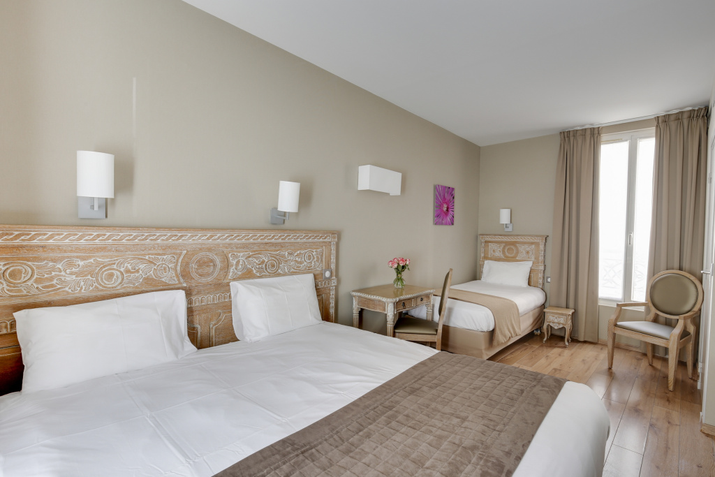 Adjacent Quintuple room