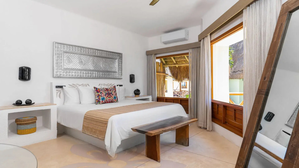 Двухместный номер с видом на океан двуспальная кровать в Shangri-la Caribe Beach Village Resort