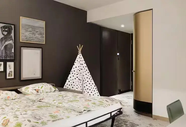 Family Connecting Lounge Access Suite