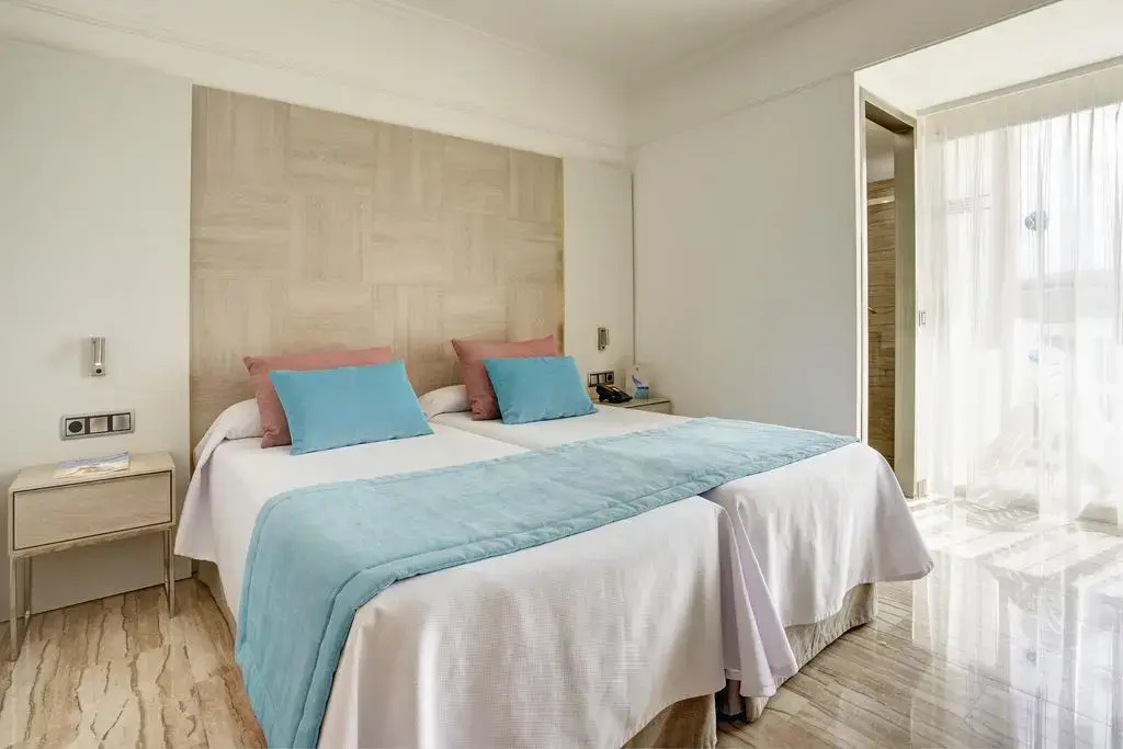 Double room (full double bed)