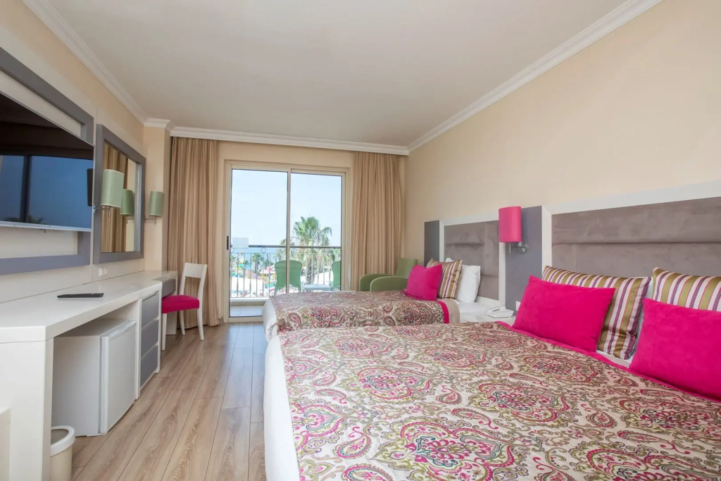 Standard Triple Family room with sea view