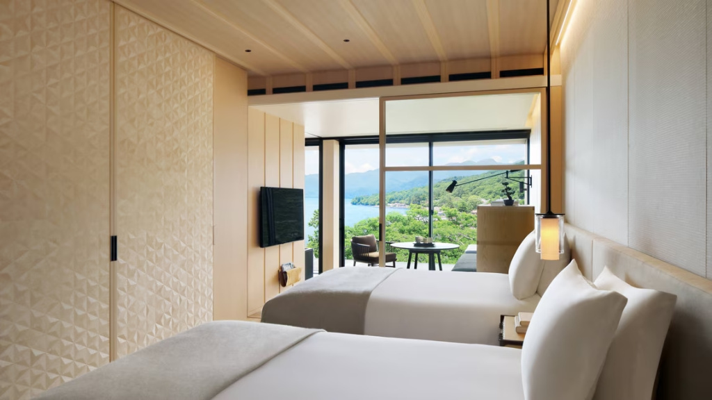 Standard Quadruple room with lake view