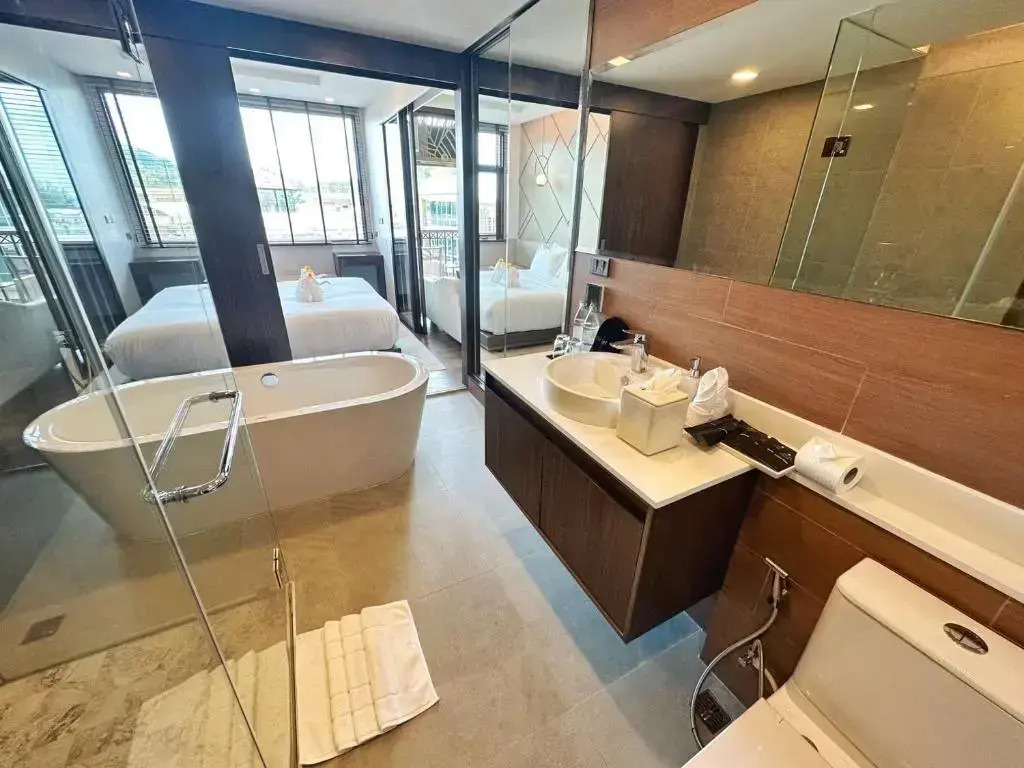 Двухместный номер с ванной Premier двуспальная кровать в The Proud Karon Beach Phuket Trademark Collection By Wyndham