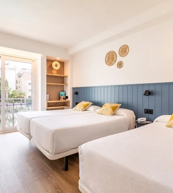 Standard Triple room with pool view