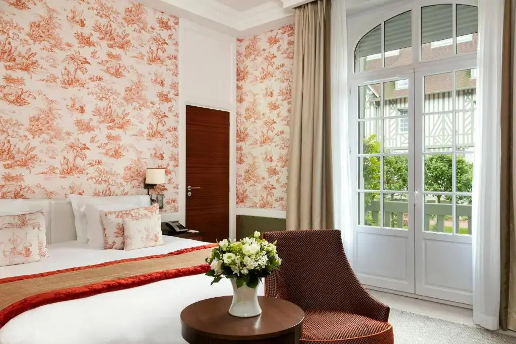 Deluxe Double Suite (full double bed)