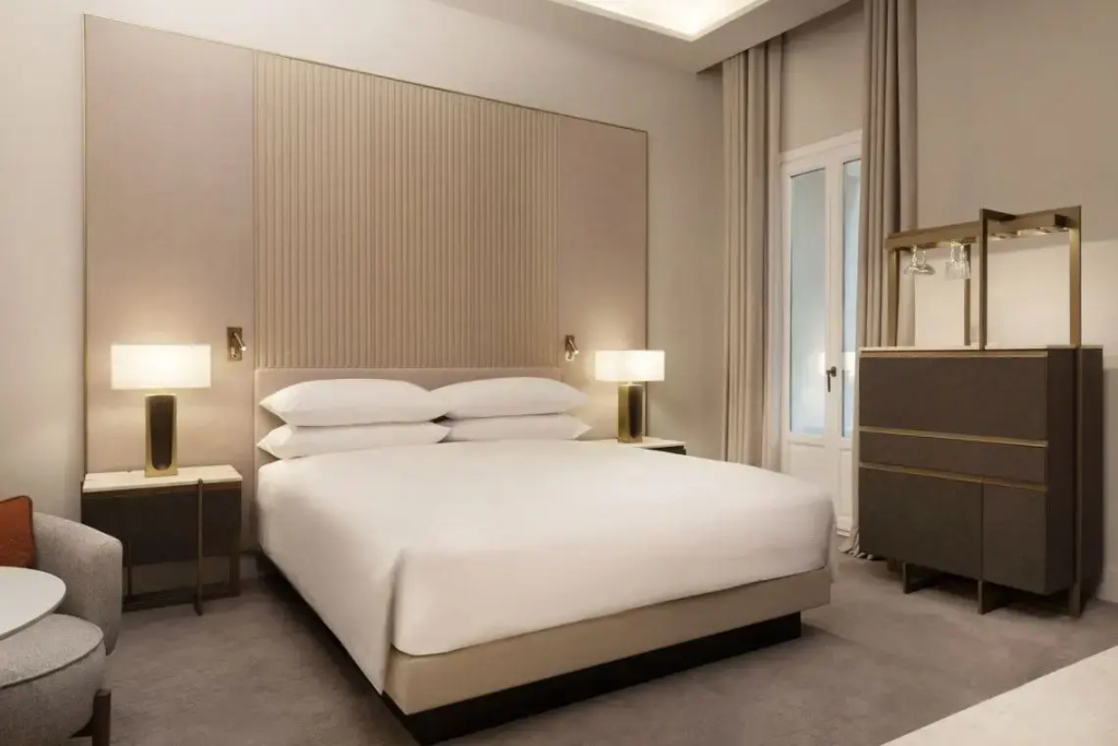 Deluxe Interior Double room (full double bed)
