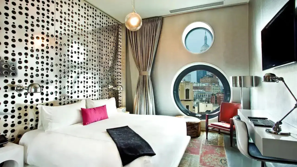 Silver Double room, bed type is subject to availability, full double bed room photo 1