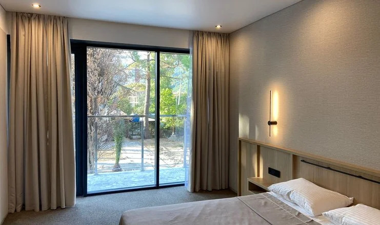 Двухместный номер Стандарт с балконом и с видом на горы двуспальная кровать в Изумруд