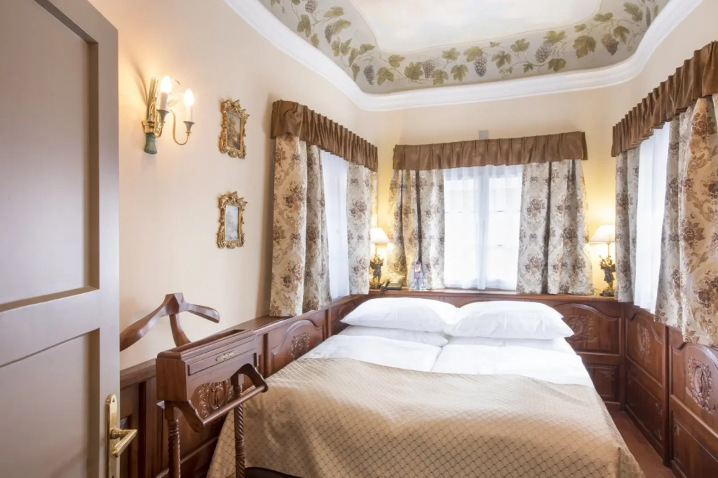Tower Double Suite (full double bed)
