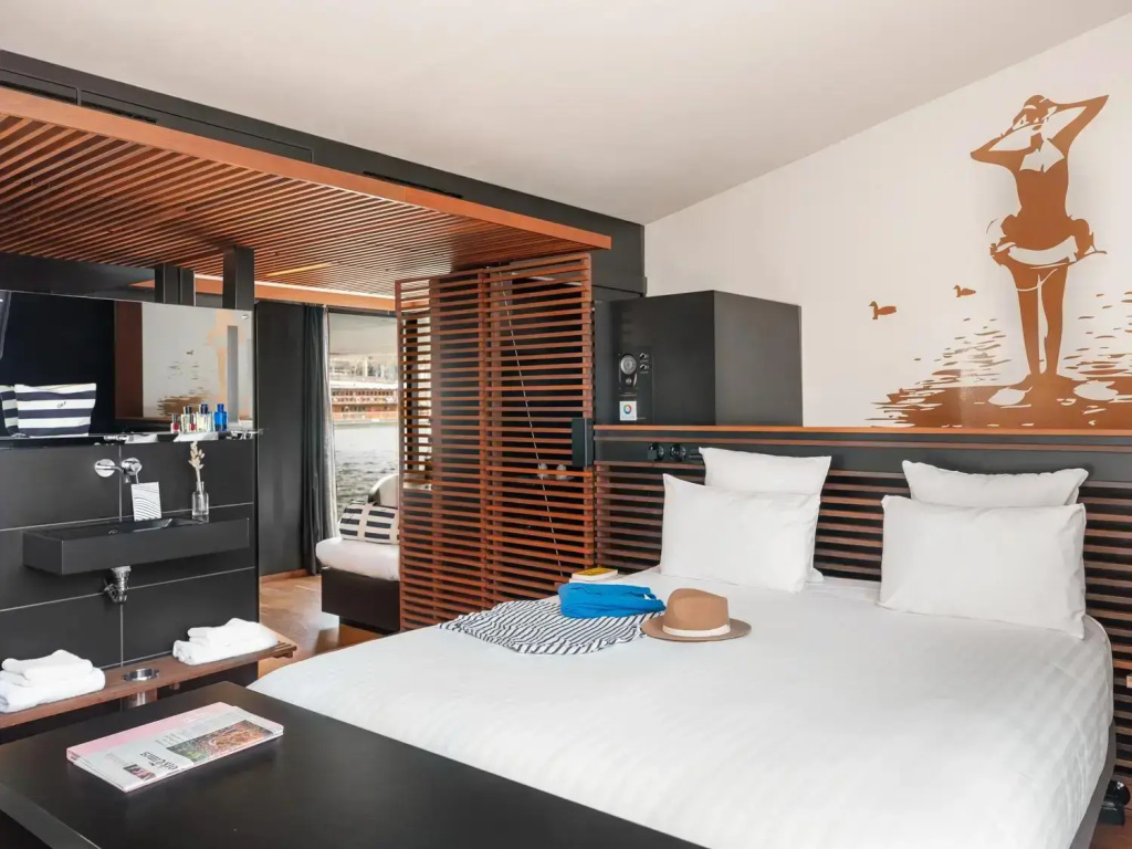 Horizon Suite with dock view