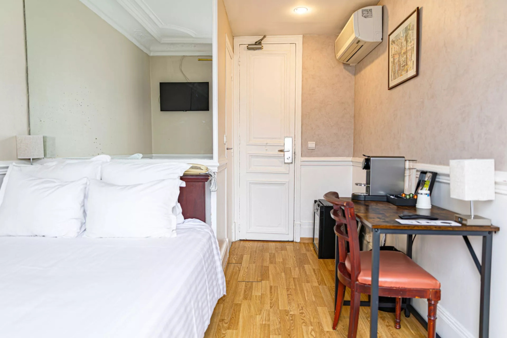 Small Double room (full double bed)