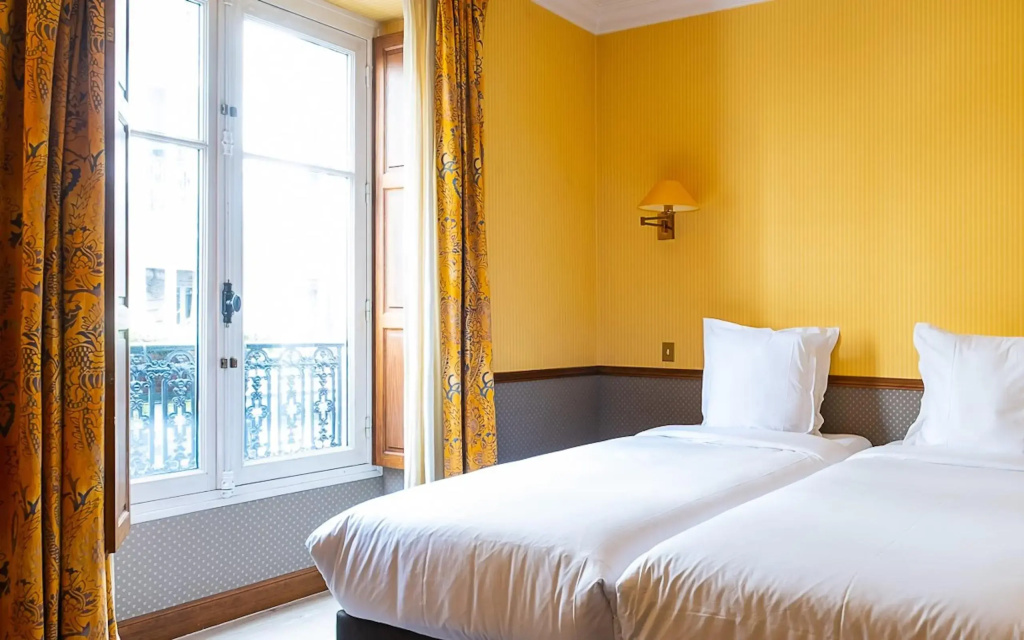 Double room with city view (twin beds)