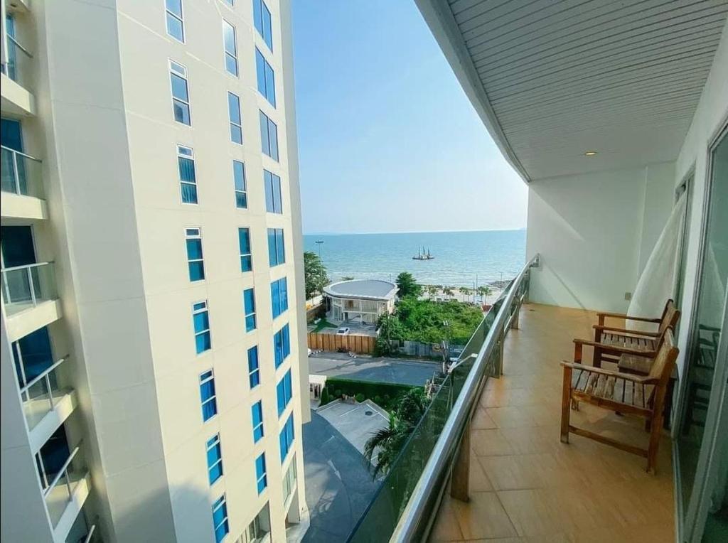 Люкс c 1 комнатой с видом на море в Royal Beach View Suites