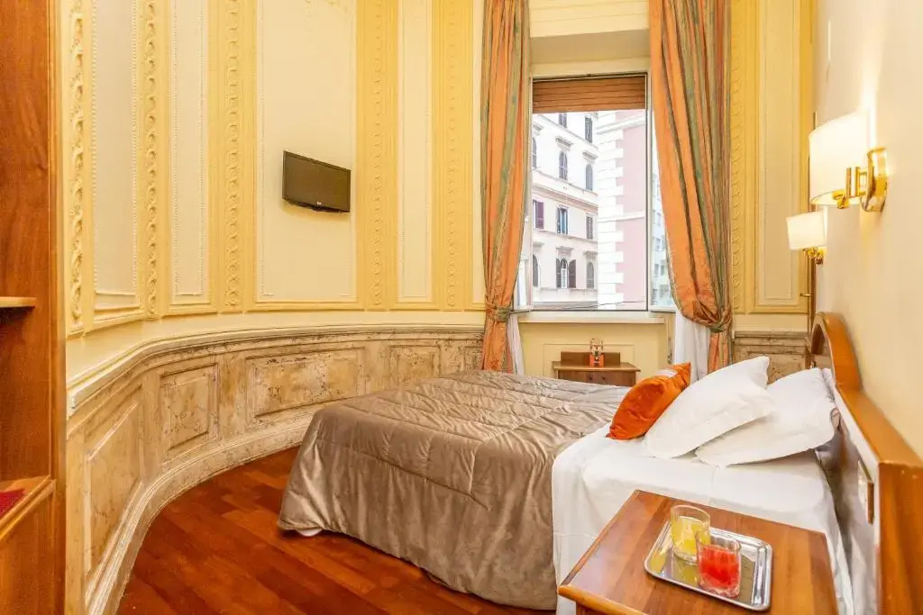 Small Double room (full double bed)